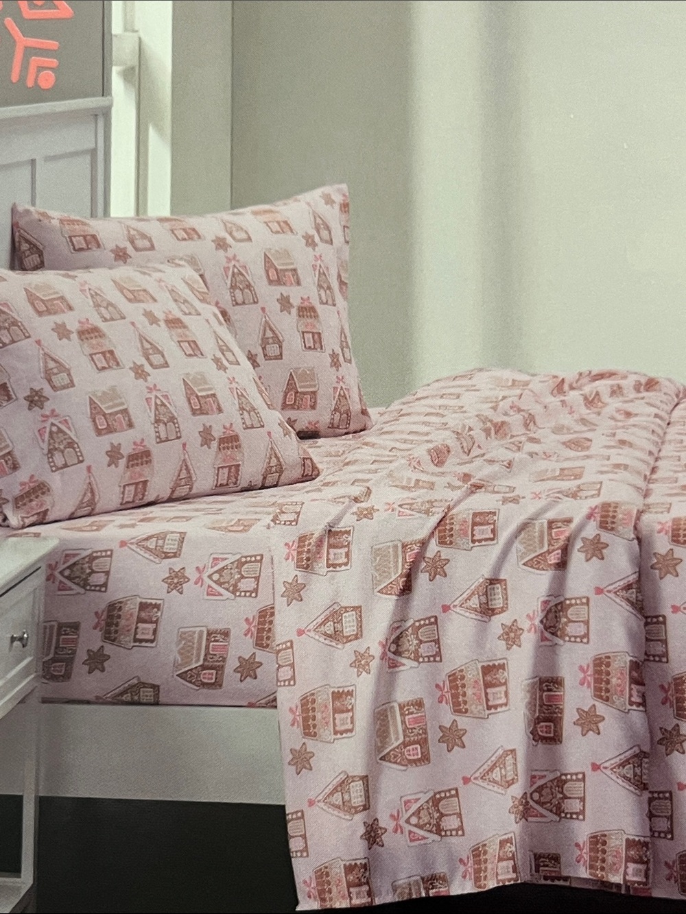 ❤️3/$25 Gingerbread House Print Pink Holiday Twin 3 pc bed Sheet Set Christmas